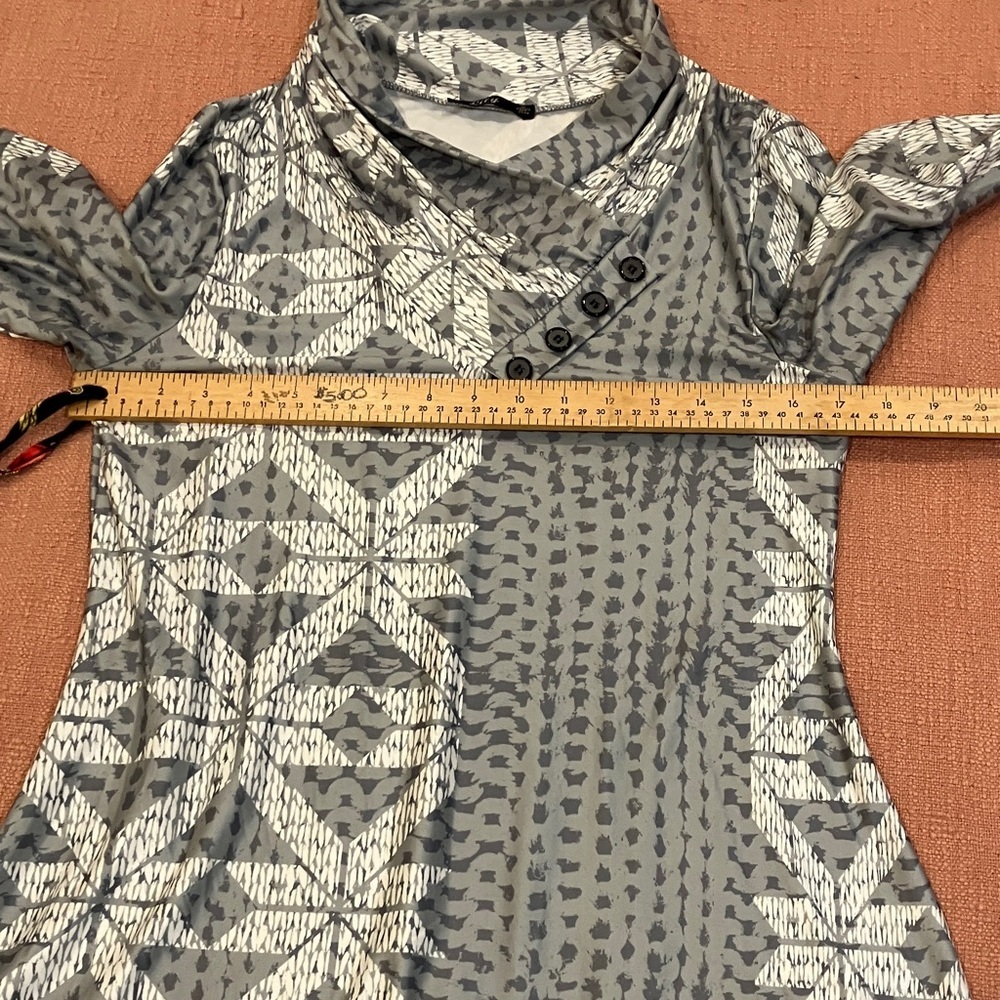 Wm’s small Gray Patterned Tunic Top - Picture 4 of 12